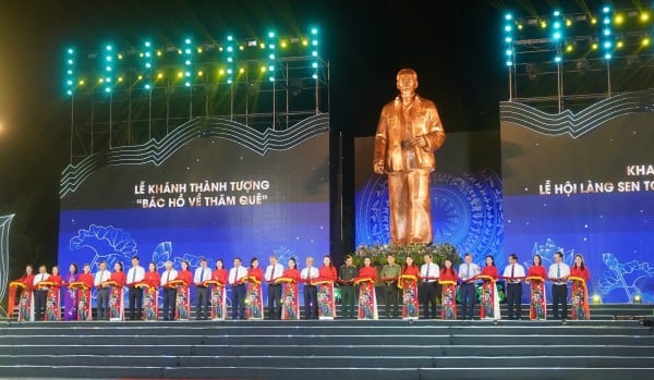 Tổng Bí thư Tô Lâm cùng các đại biểu cắt băng Khánh thành Tượng đài &quot;Bác Hồ về thăm quê&quot;.
