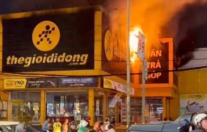 Lửa bùng phát, khách hàng tháo chạy khỏi cửa hàng Thế giới di động  -0