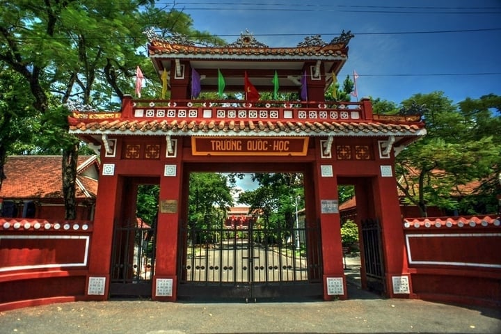 តើ​សាស្ត្រាចារ្យ​ណា​មាន​កូន​៦​នាក់​ជា​សាស្ត្រាចារ្យ​រង និង​កូនប្រសា​៣​នាក់​ជា​មេទ័ព​? - ៣