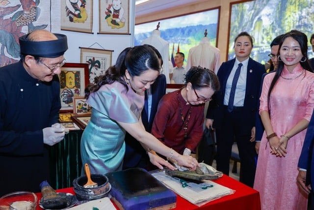 Thủ tướng Phạm Minh Chính và Thủ tướng Paetongtarn Shinawatra chứng kiến các nghệ nhân trình diễn, sáng tạo ra các tác phẩm thủ công mỹ nghệ - Ảnh: VGP/Nhật Bắc