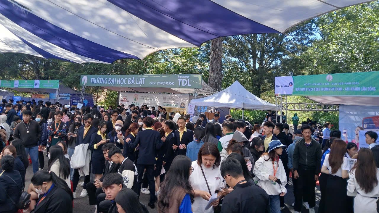 Chương trình Ngày hội việc làm – DLU Job Fair 2025 thu hút sự quan tâm của hàng ngàn sinh viên Trường Đại học Đà Lạt