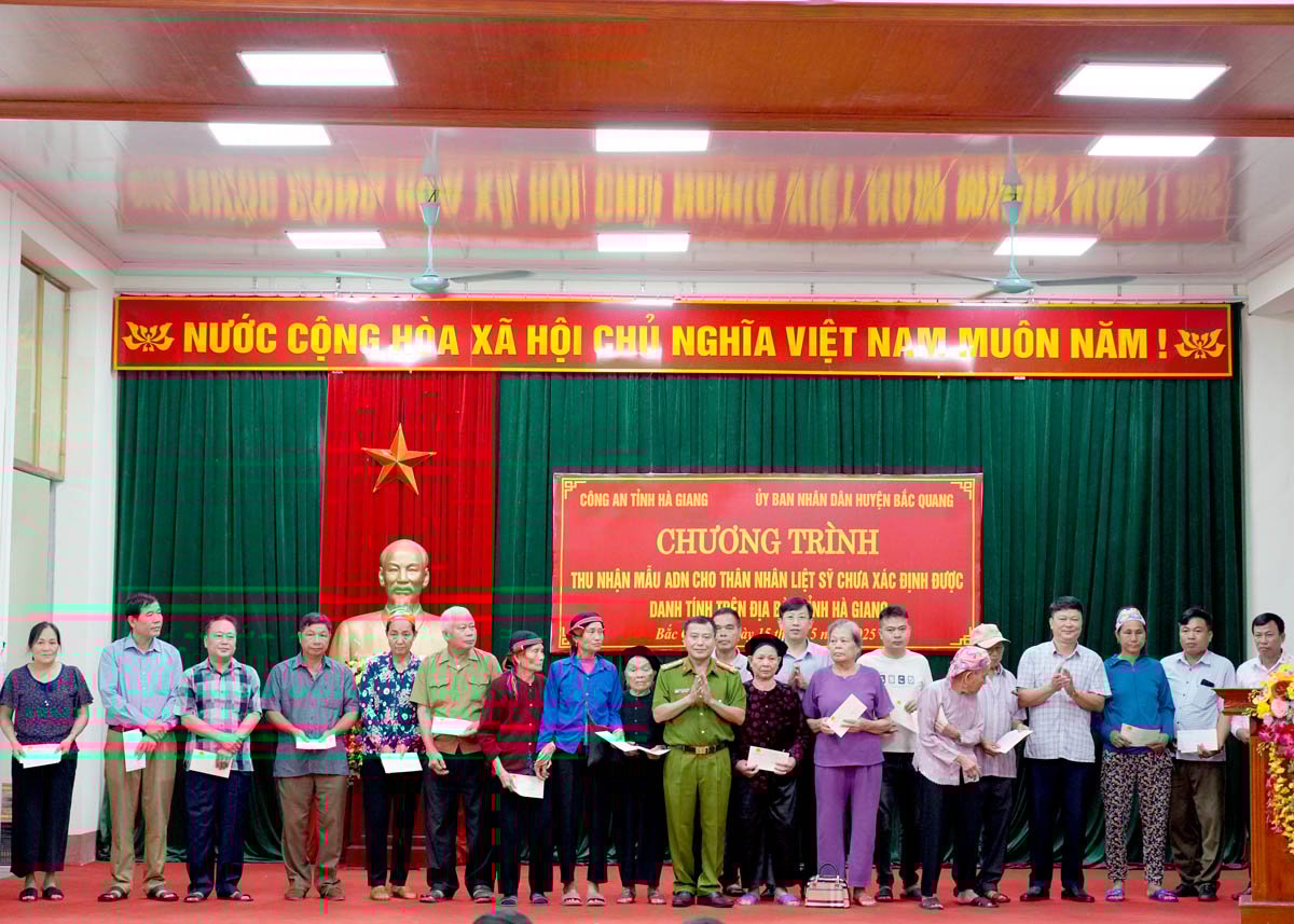 Lãnh đạo Công an tỉnh và huyện Bắc Quang trao quà cho các thân nhân liệt sỹ.