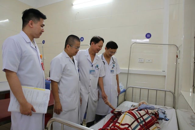 Cành cây dài 20 cm 'trốn' trong lồng ngực cụ bà 95 tuổi hơn 2 năm - Ảnh 2.