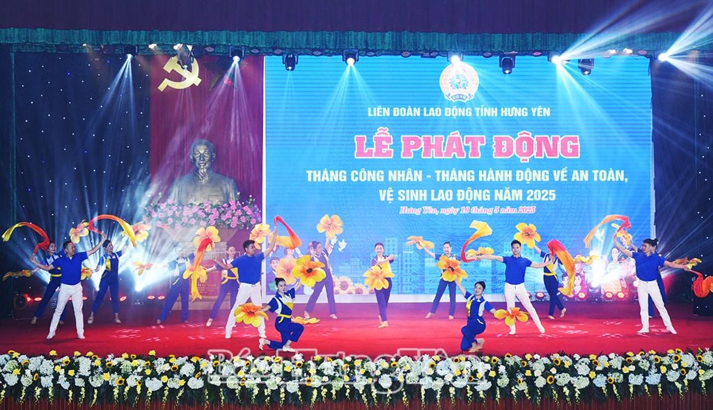 Một tiết mục văn nghệ chào mừng tại lễ phát động