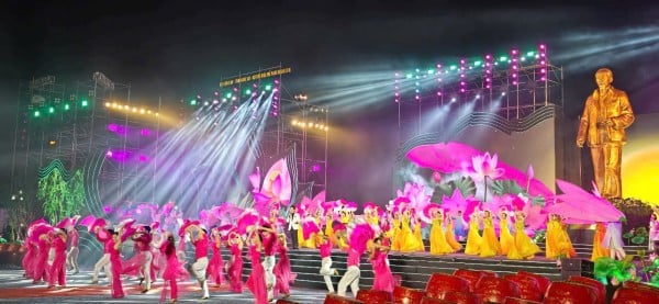 Nhiều chương trình nghệ thuật đặc sắc tại đêm khai mạc Lễ hội Làng Sen năm 2025.