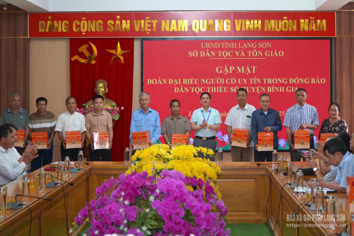 Lãnh đạo Sở Dân tộc và Tôn giáo đã tặng quà cho đại biểu người có uy tín trong đồng bào dân tộc thiểu số huyện Bình Gia