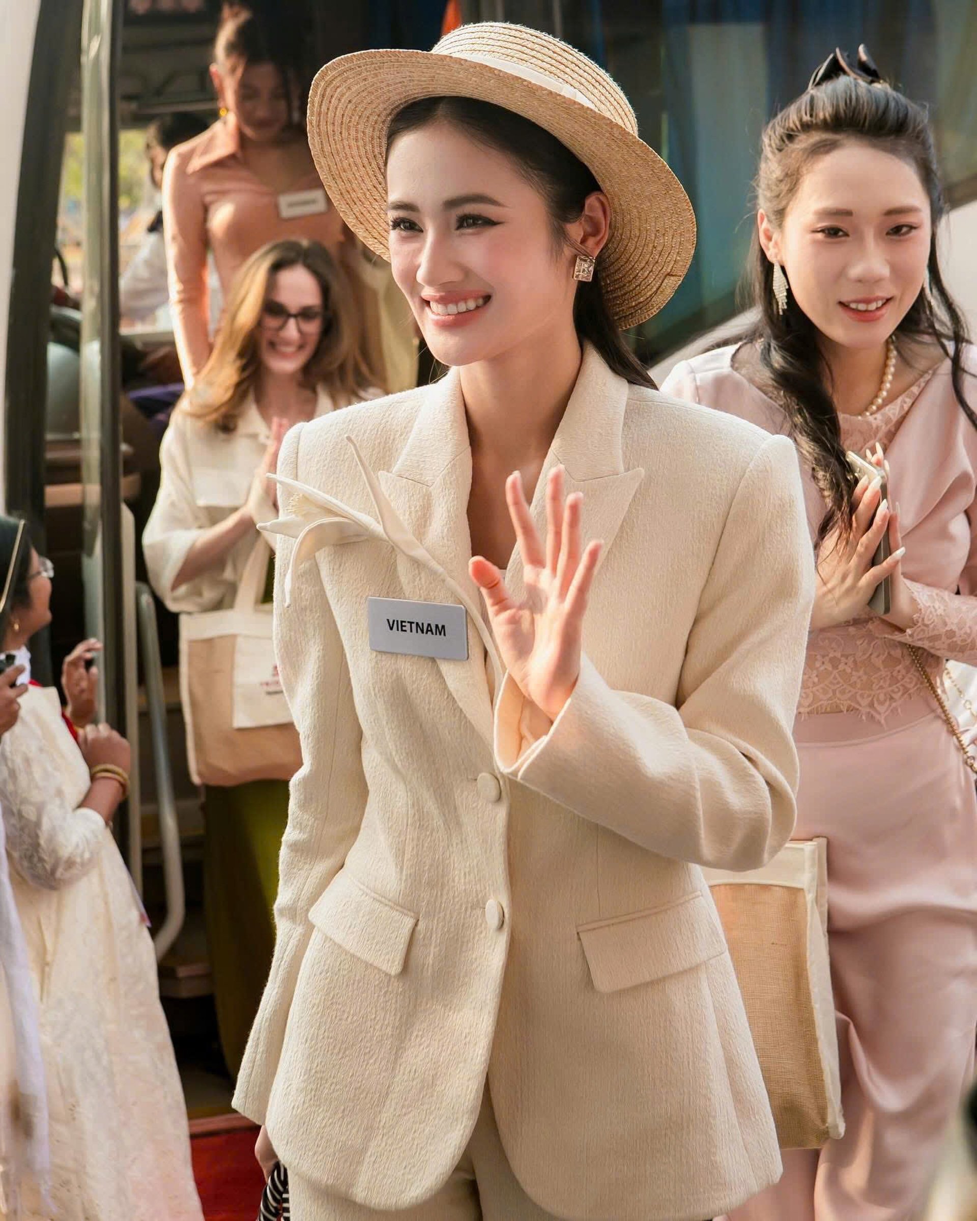 Hoa hậu Ý Nhi diện áo tắm, mang phong cách tinh tế đến Hoa hậu Thế giới - 10