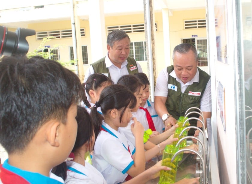 Các em học sinh Trần Đại Nghĩa thưởng thức nước lọc uống tại vòi.