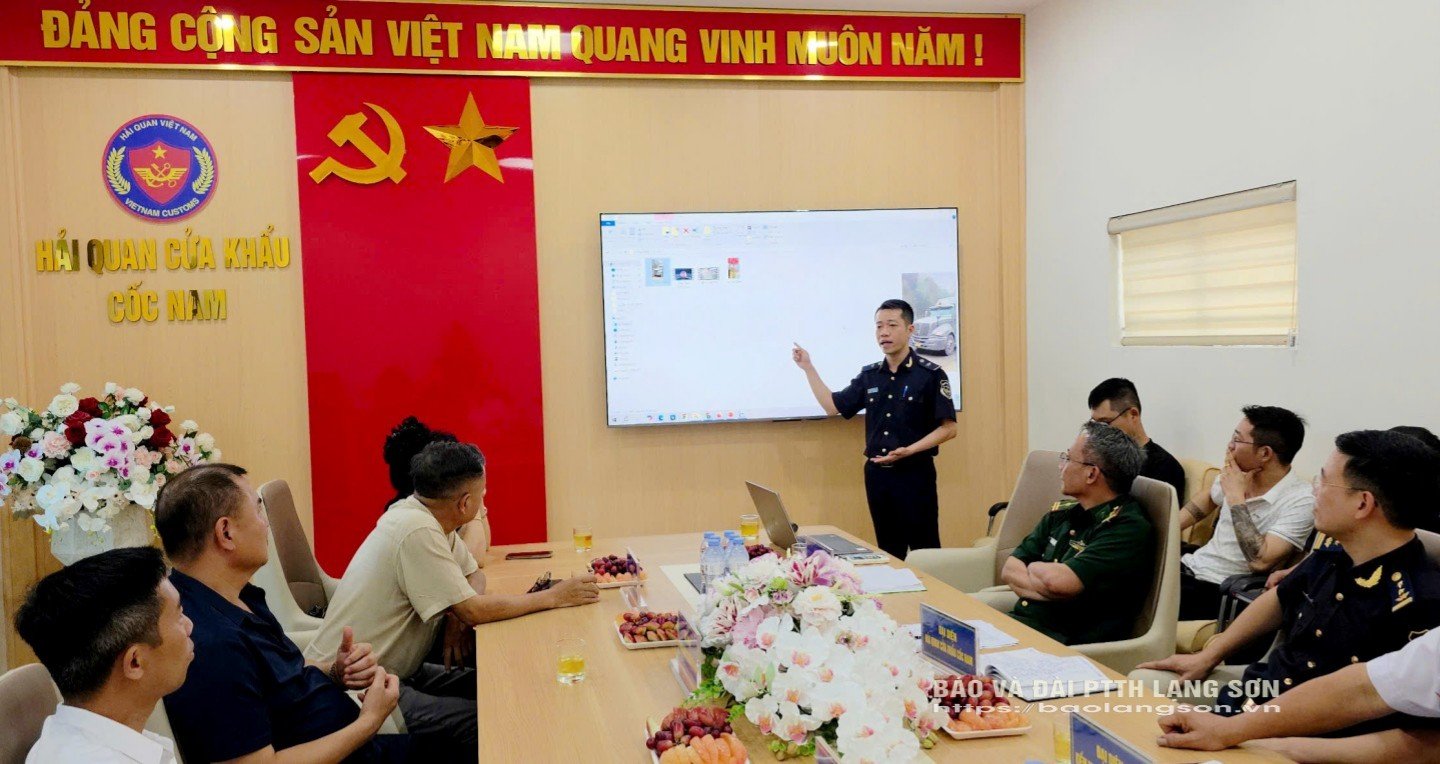 Cán bộ Hải quan cửa khẩu Cốc Nam phổ biến các quy định mới liên quan đến hoạt động XNK hàng hóa tại hội nghị