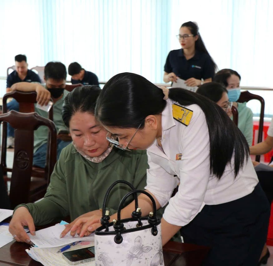 Thiết bị di động (eTax Mobile) tạm thời sẽ không thể sử dụng. Trong ảnh: Cán bộ Đội thuế liên huyện Vũng Tàu - Côn Đảo hướng dẫn người nộp thuế cài đặt và sử dụng ứng dụng eTax Mobile trên thiết bị di động ngày 7/5 vừa qua. 