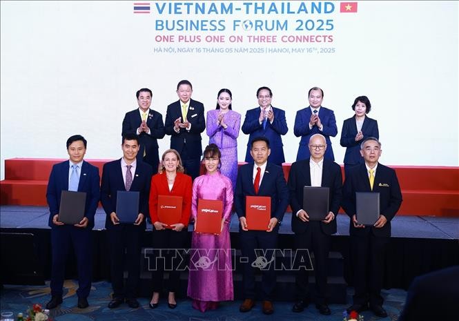 Thủ tướng Phạm Minh Chính và Thủ tướng Thái Lan Paetongtarn Shinawatra chứng kiến trao các biên bản ghi nhớ: Về việc chuyển giao quyền khai thác và hỗ trợ dịch vụ kỹ thuật 50 tàu bay Boeing Max; về đối tác chiến lược trong lĩnh vực ngân hàng số; về phát triển Khu Công nghiệp Đồng Nai. Ảnh: Dương Giang/TTXVN
