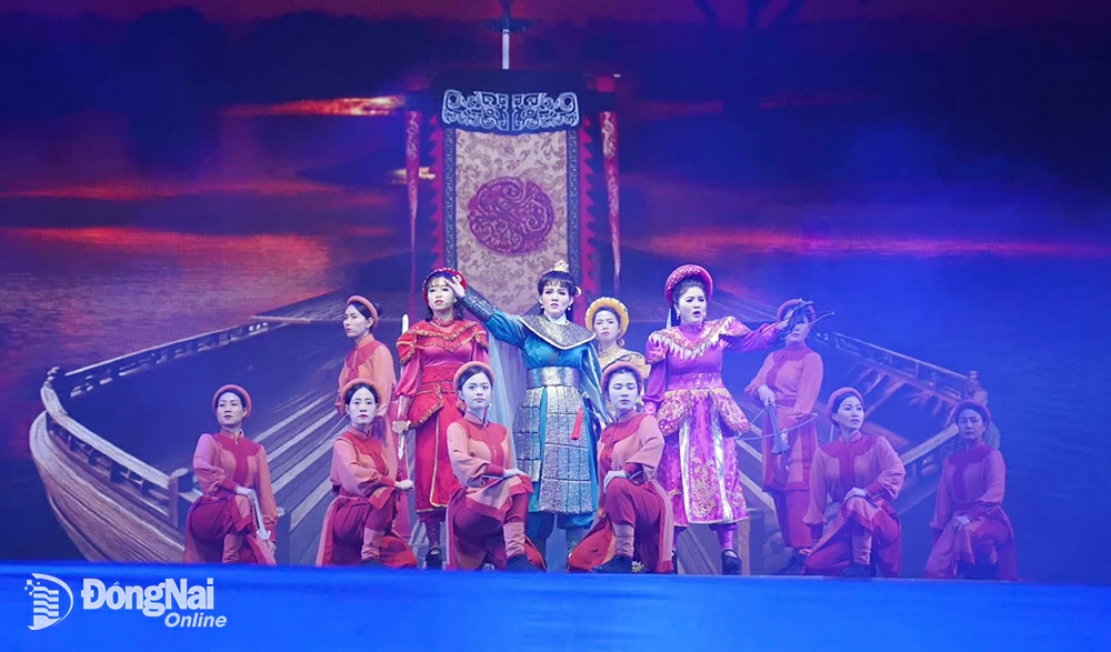   Nghệ sĩ Diễm Hương (đứng thứ 2, từ trái qua) trong vở cải lương Hào khí Hoan Châu.