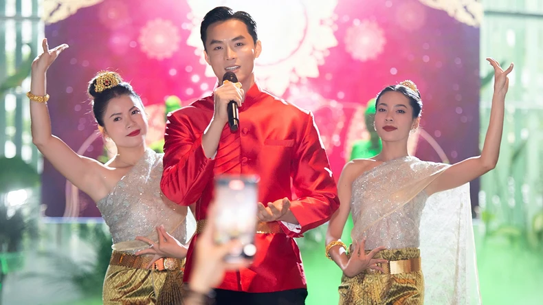 Siêu mẫu-Á vương Vũ Linh thi Manhunt International 2025 tại Thái Lan ảnh 1