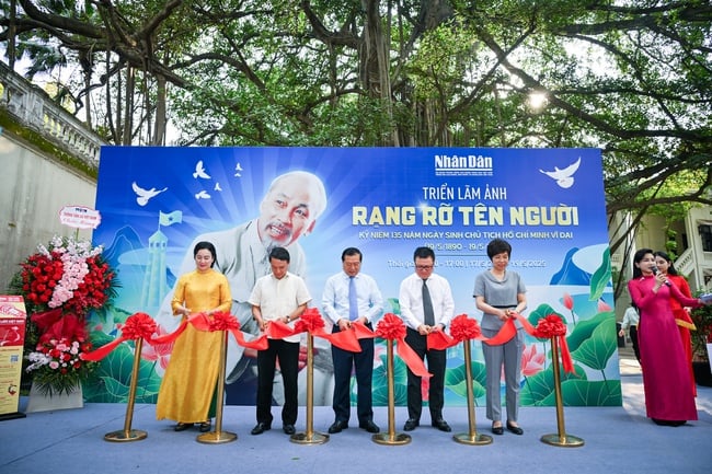 Trưng bày những hình ảnh quý giá về Chủ tịch Hồ Chí Minh qua triển lãm ảnh &quot;Rạng rỡ tên Người&quot; - Ảnh 1.