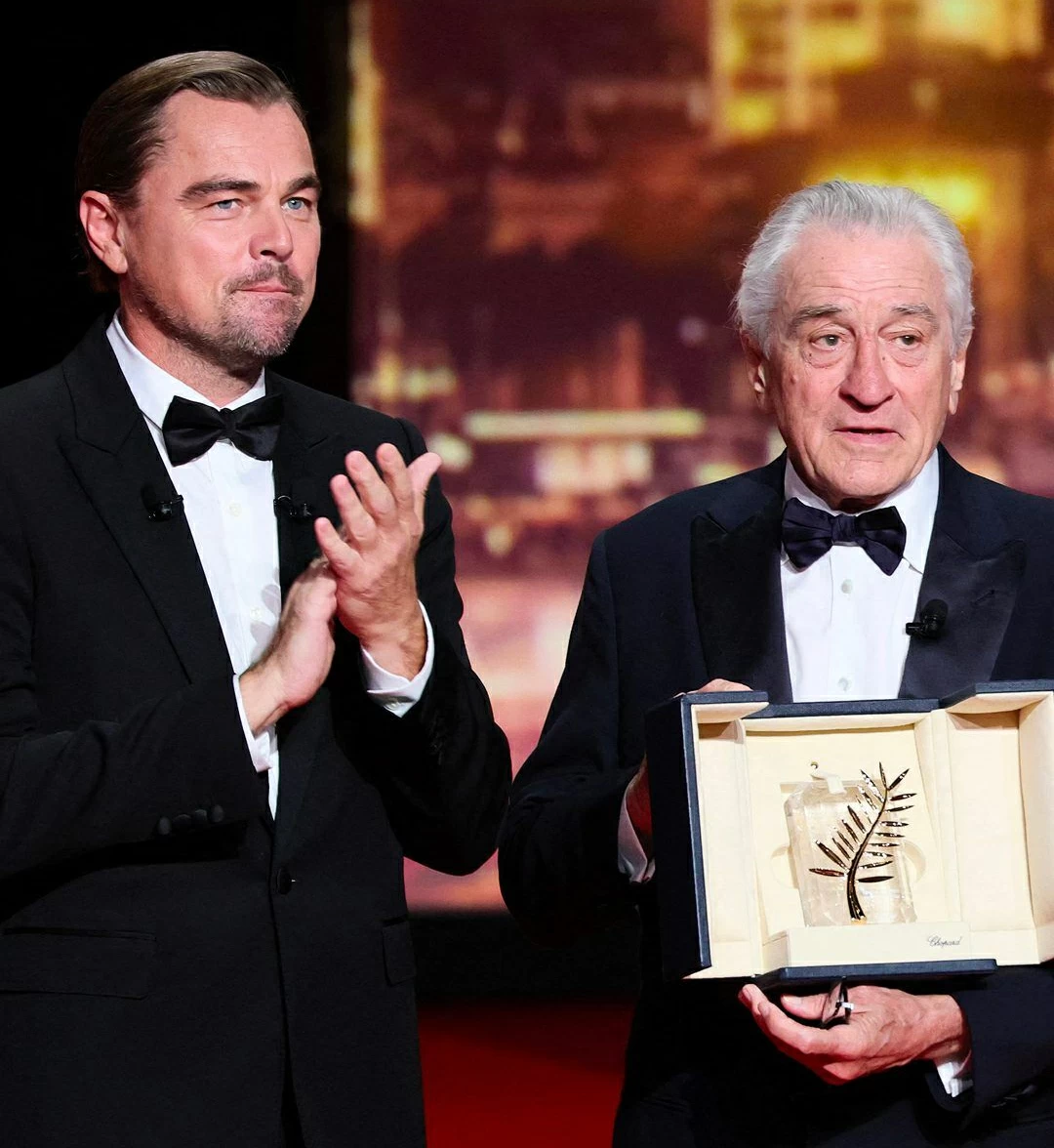Leonardo DiCaprio trao Cành Cọ Vàng danh dự cho huyền thoại Robert DeNiro tại Cannes 2025.
