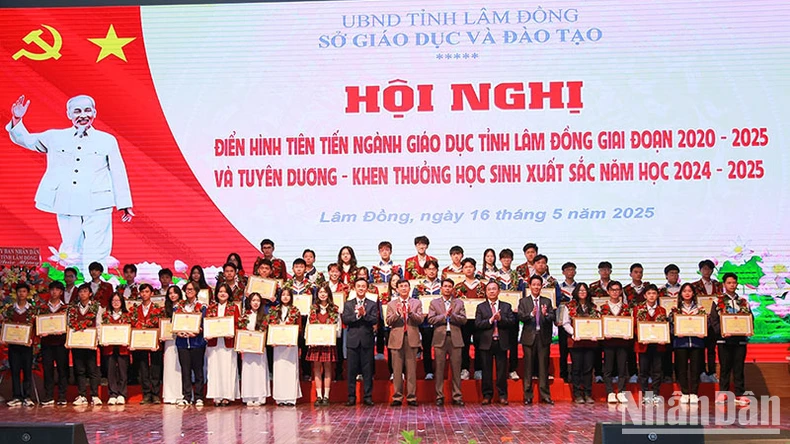 Lam Dong ផ្តល់កិត្តិយសដល់សិស្សពូកែ និងសិស្សពូកែធម្មតាក្នុងវិស័យអប់រំ ដំណាក់កាល ២០២០-២០២៥ រូបថត ៤