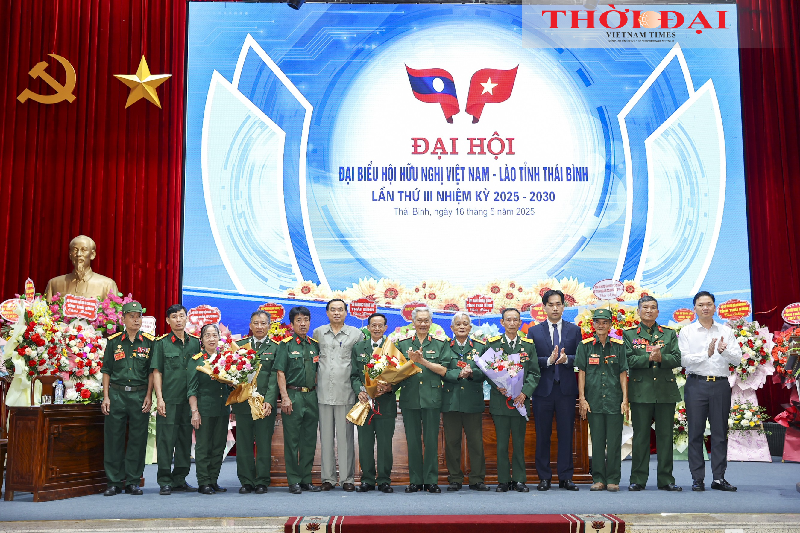 Ban chấp hành Hội hữu nghị Việt Nam - Lào tỉnh Thái Bình nhiệm kỳ 2025-2030 ra mắt Đại hội. (Ảnh: Đinh Hòa)