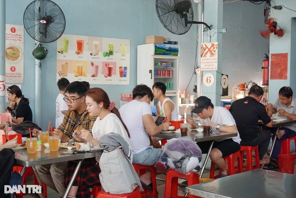 Dĩa cơm tấm khổng lồ khiến khách Tây mê mẩn khi trở lại TPHCM - 4