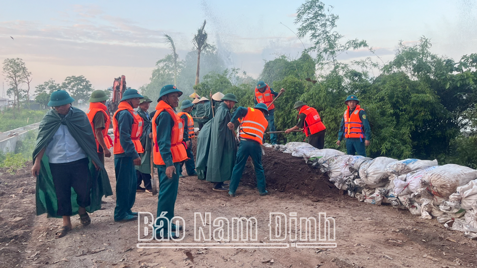 Lực lượng xung kích phòng, chống thiên tai thành phố Nam Định diễn tập xử lý tình huống chống tràn trên tuyến đê sông Hồng.