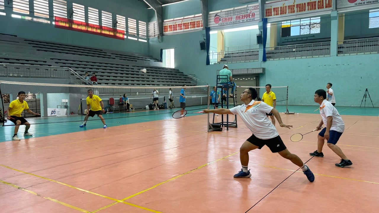 Các VĐV của Hội Nhà báo tỉnh Gia Lai và Hội Nhà báo tỉnh Kon Tum tranh tài môn cầu lông đôi nam. Ảnh: HÀ MY