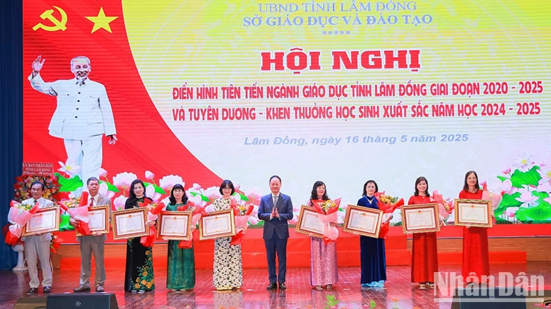 Lam Dong ផ្តល់កិត្តិយសដល់សិស្សពូកែ និងសិស្សពូកែធម្មតាក្នុងវិស័យអប់រំសម្រាប់ឆ្នាំ ២០២០-២០២៥ រូបថត ១