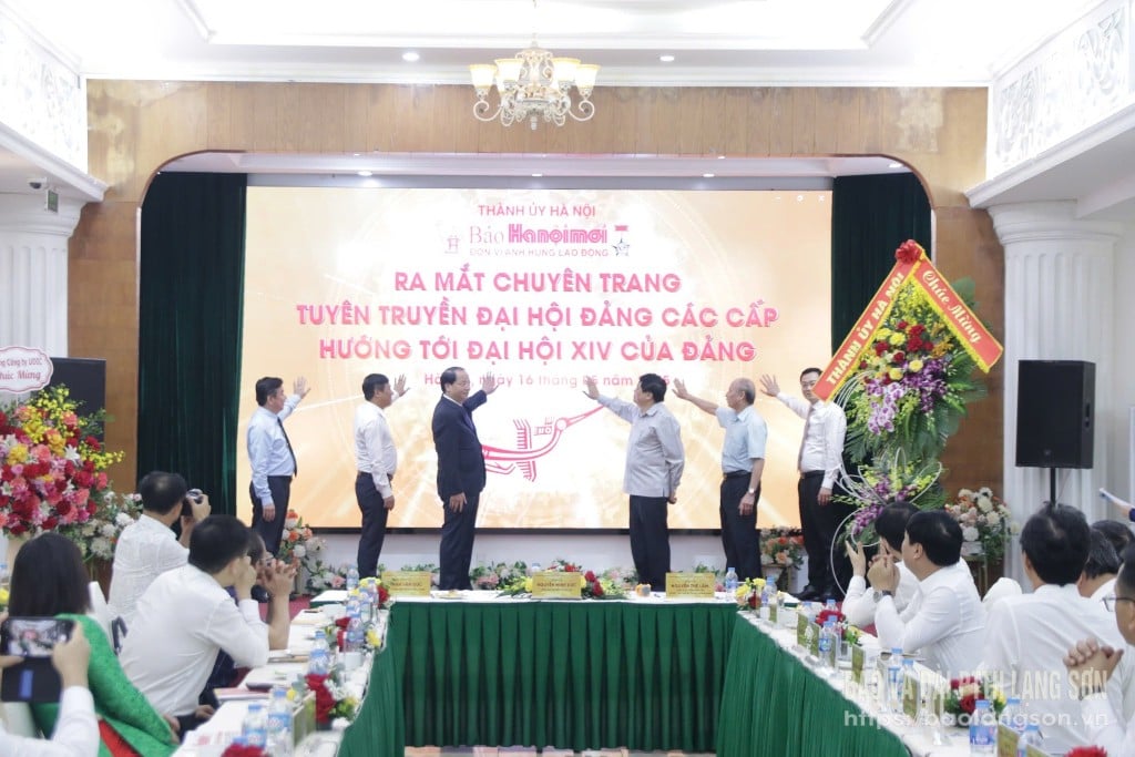 Các đại biểu bấm nút ra mắt chuyên trang tuyên truyền Đại hội Đảng bộ các cấp tiến tới Đại hội đại biểu toàn quốc lần thứ XIV của Đảng