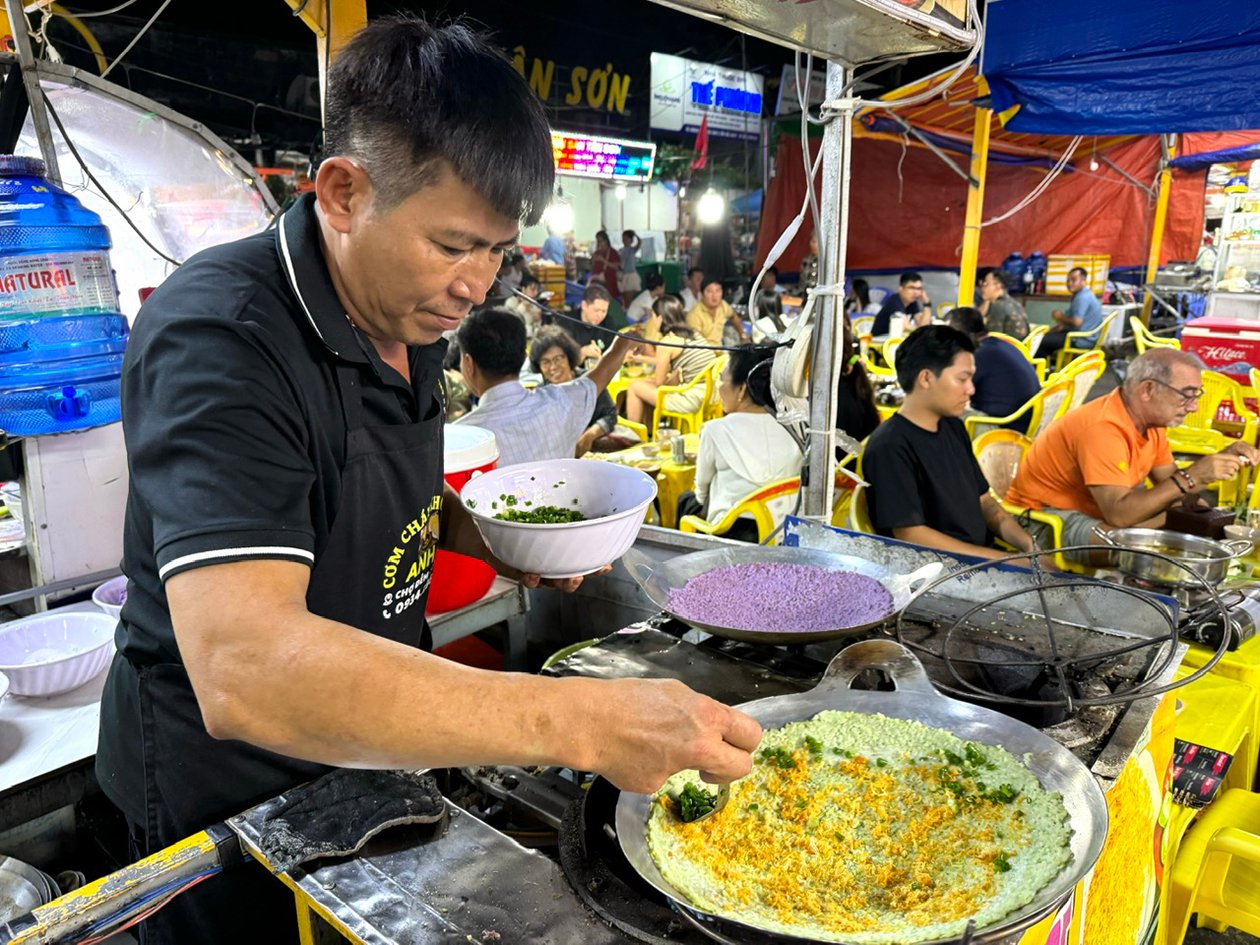 Ông Nguyễn Tuấn Mãi luôn tay chế biến cơm cháy bán cho khách.