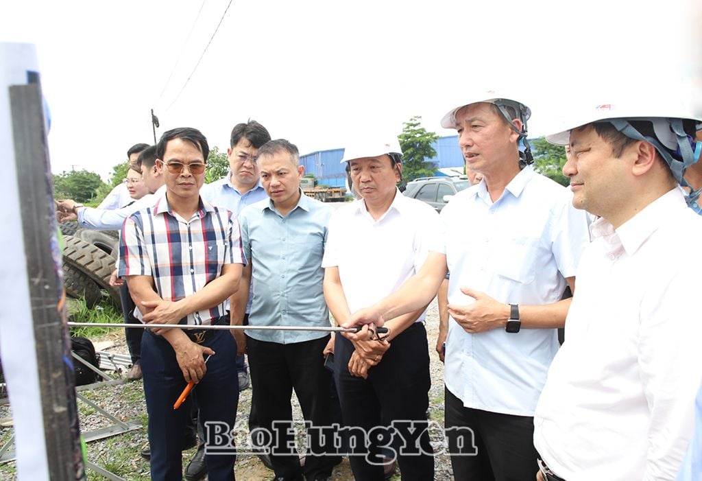 Phó Chủ tịch UBND tỉnh Nguyễn Hùng Nam báo cáo tình hình triển khai dự án tại buổi kiểm tra