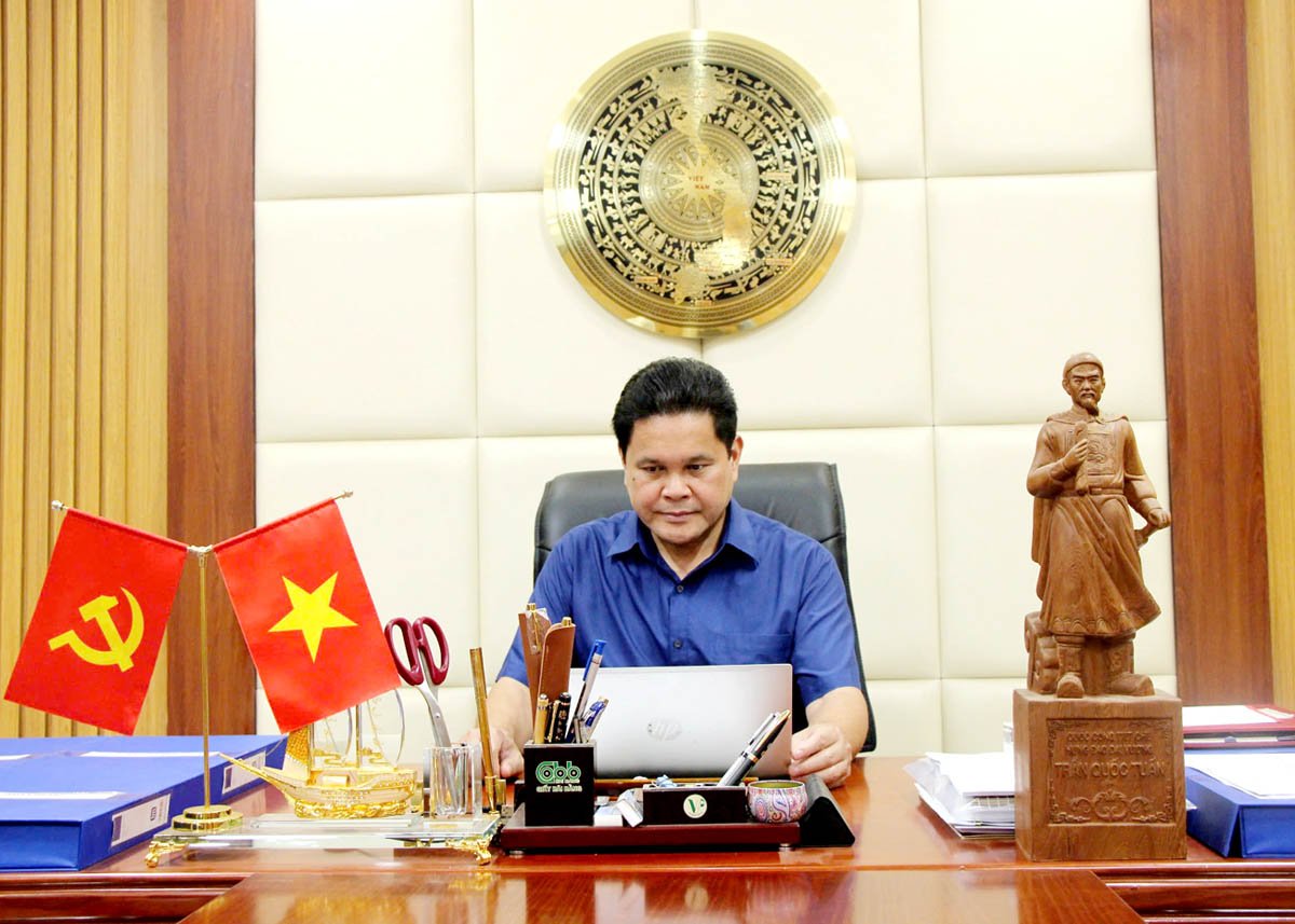 Chairman of the Provincial Fatherland Front Committee Vang Seo Con.