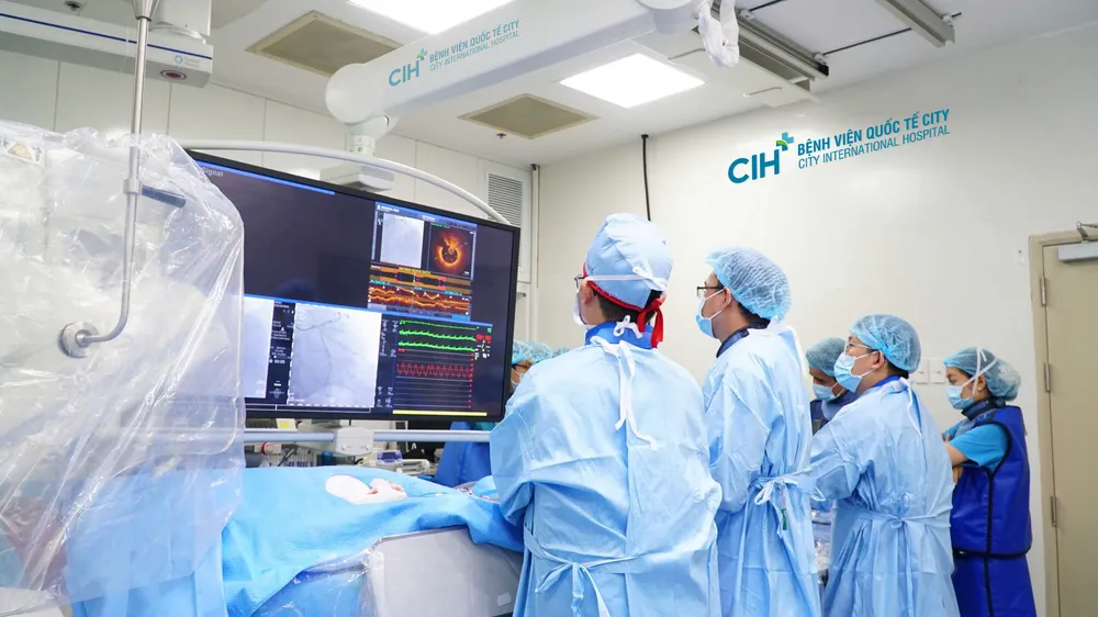 แพทย์โรงพยาบาล CIH กำลังทำการแทรกแซงระบบหัวใจและหลอดเลือดให้กับผู้ป่วย