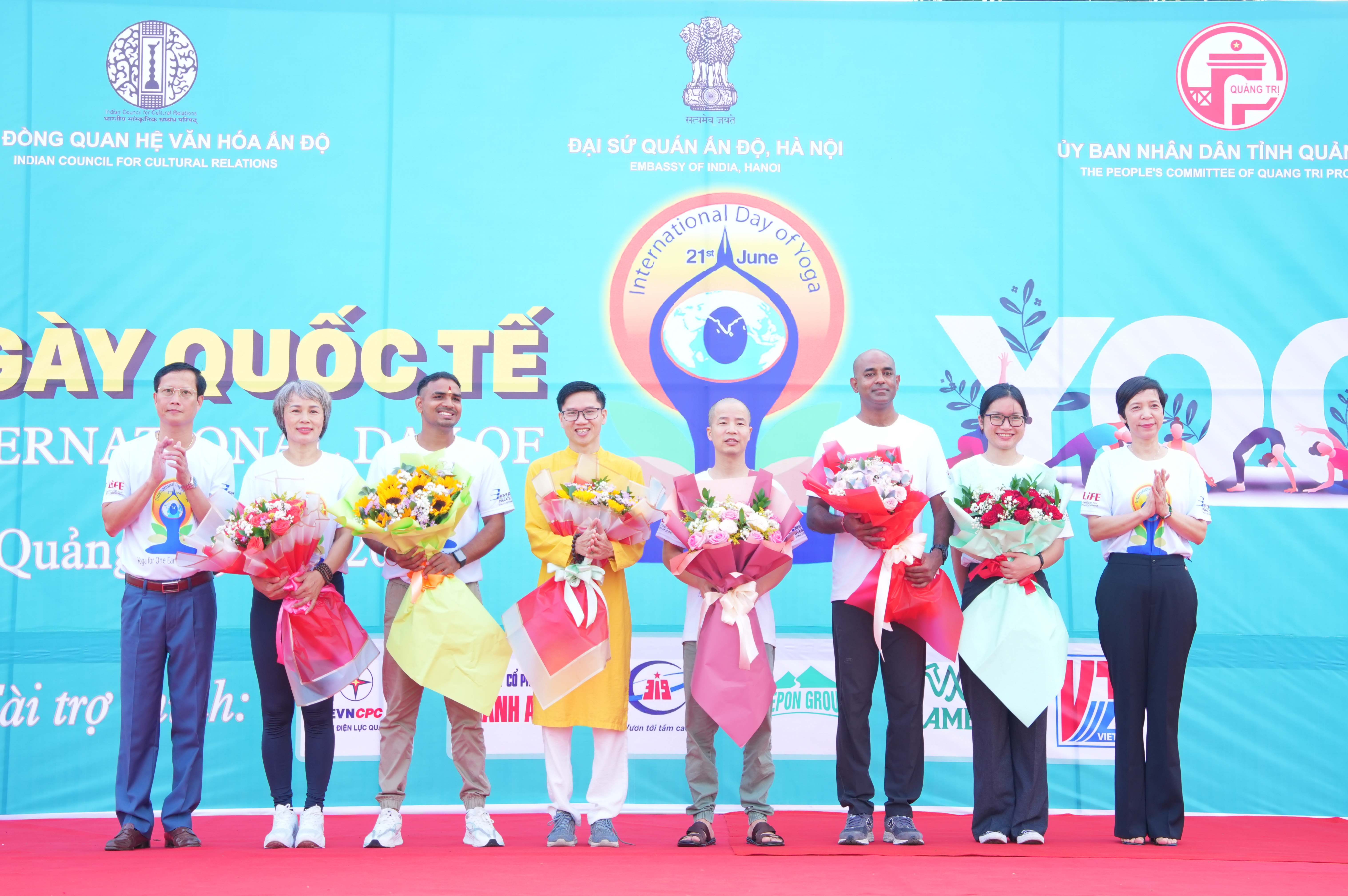 Gần 1.000 người đồng diễn hưởng ứng Ngày Quốc tế Yoga năm 2025