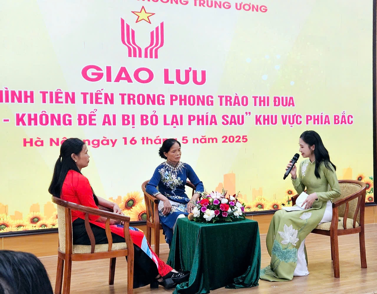 Bà Nguyễn Thị Mơ (giữa), thôn Lộ Bao, xã Nội Duệ, huyện Tiên Du, tỉnh Bắc Ninh tham gia giao lưu. Ảnh: Tuấn Việt