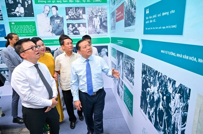 Trưng bày những hình ảnh quý giá về Chủ tịch Hồ Chí Minh qua triển lãm ảnh &quot;Rạng rỡ tên Người&quot; - Ảnh 3.