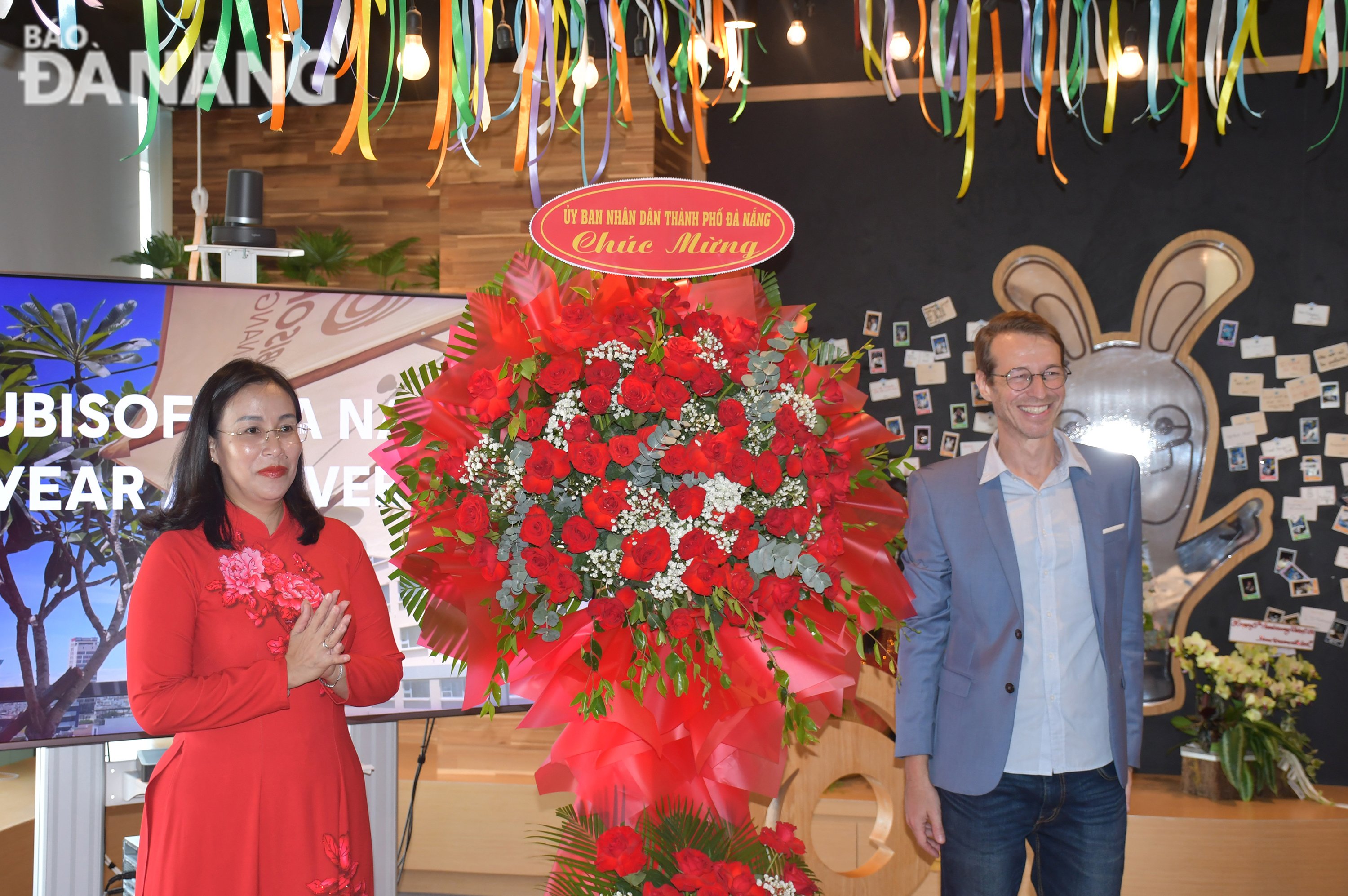 Phó Chủ tịch UBND thành phố Nguyễn Thị Anh Thi (trái), tặng hoa chúc mừng Công ty. Ảnh: THÀNH LÂN