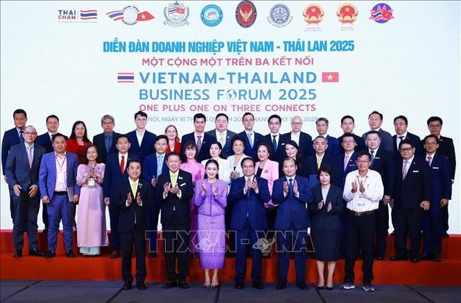Thủ tướng Phạm Minh Chính và Thủ tướng Vương quốc Thái Lan Lan Paetongtarn Shinawatra với doanh nghiệp hai nước. Ảnh: Dương Giang/TTXVN