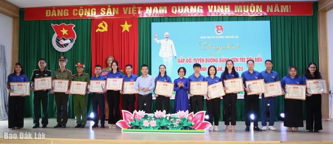 Outstanding young party members were honored at the program.