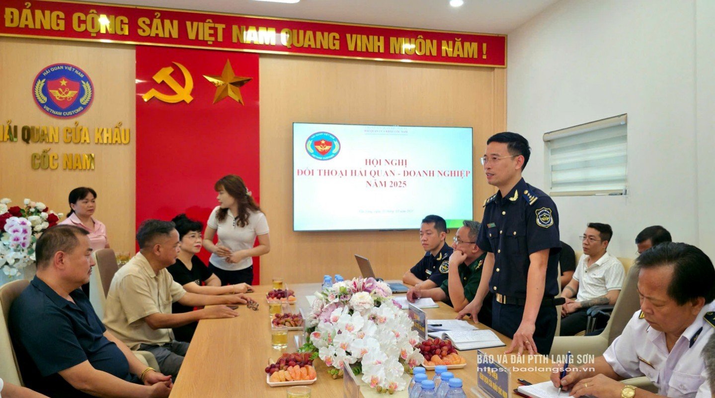 Lãnh đạo Hải quan Cốc Nam thông tin một số nội dung liên quan đến các doanh nghiệp XNK tại hội nghị đối thoại