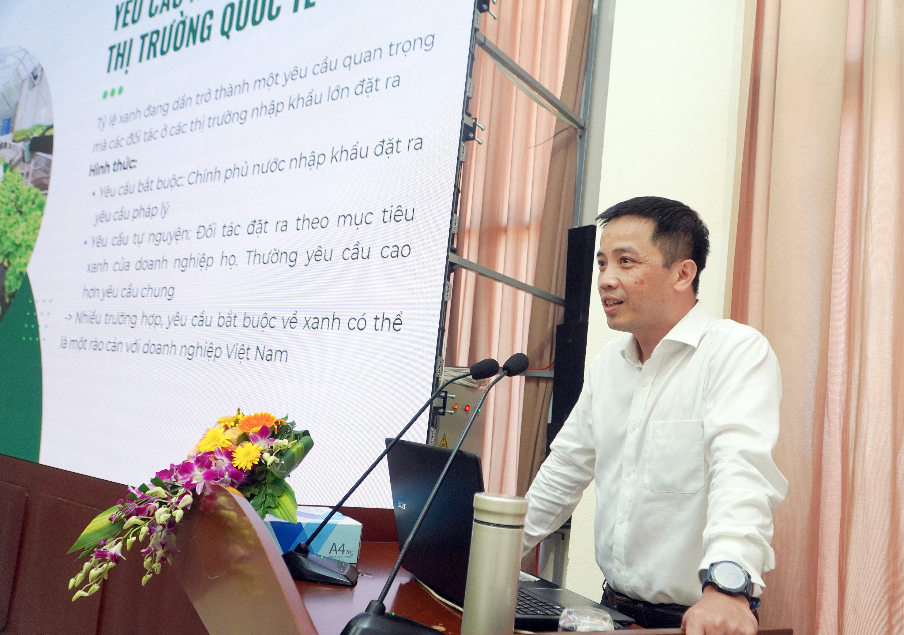 Ông Đậu Anh Tuấn, Phó Tổng thư ký kiêm Trưởng Ban Pháp chế VCCI trình bày về yêu cầu xanh trong hoạt động sản xuất và xuất khẩu.