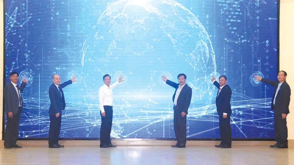 Đại diện lãnh đạo các đơn vị ấn nút khai trương Trung tâm Điều hành thông minh (IOC) huyện Đam Rông. Ảnh: Ndong Brừm