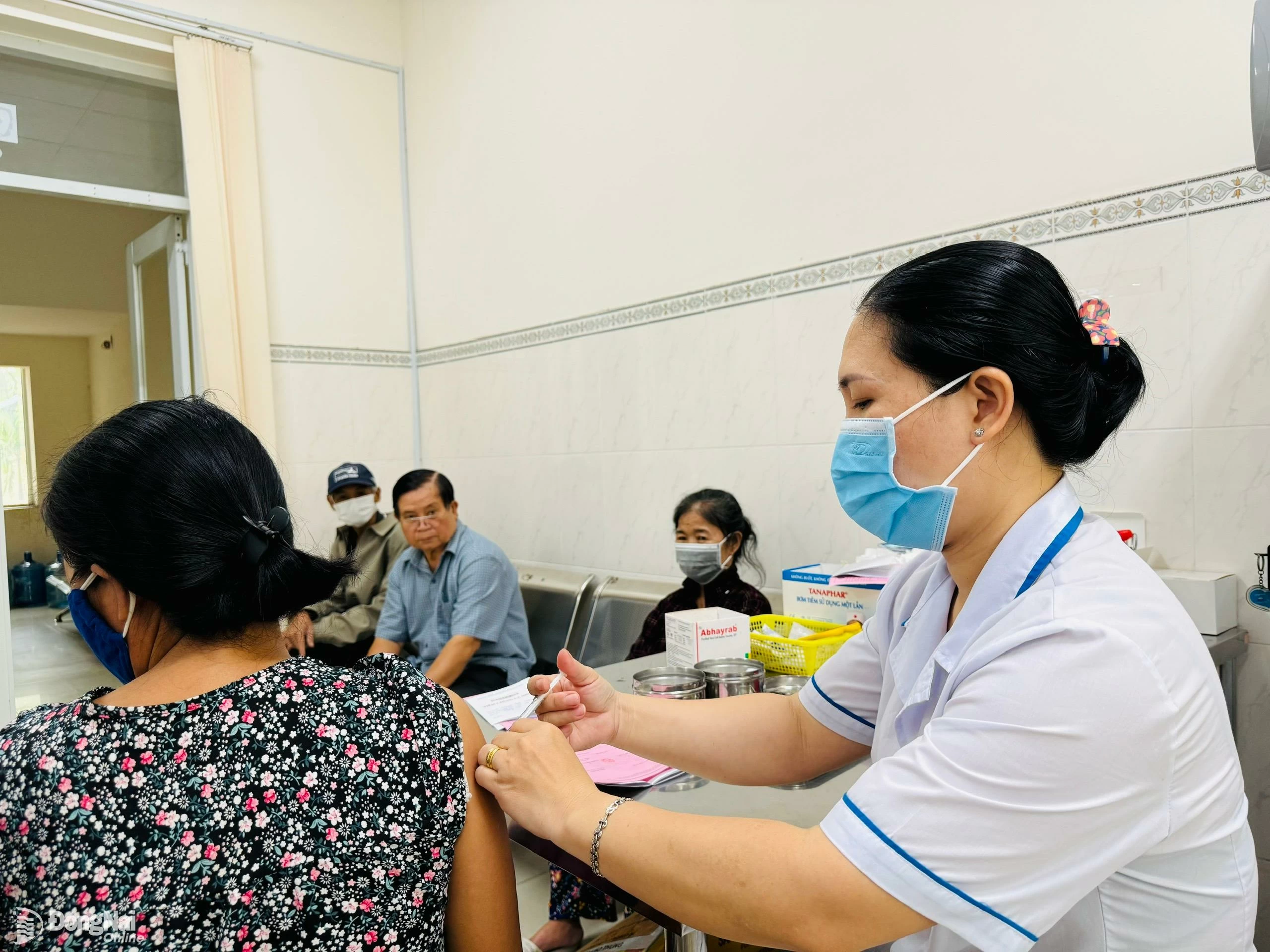 CDC 동나이에서 사람들을 대상으로 광견병 예방 접종을 실시합니다. 사진: 한중