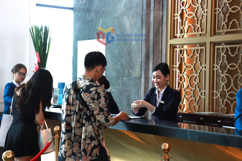 ភ្ញៀវទេសចរណ៍ចូលទស្សនានៅ FLC Ha Long Resort។