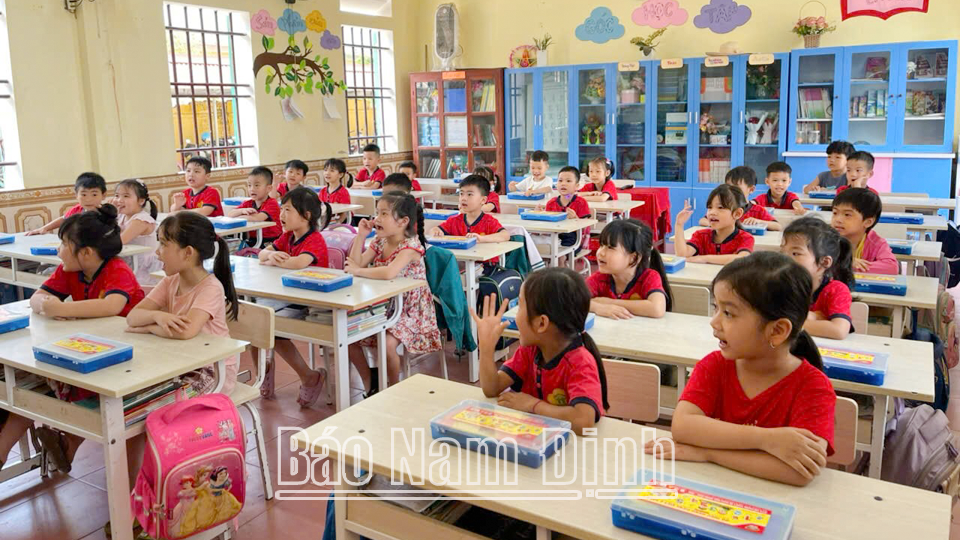 Trường Tiểu học xã Nghĩa Lợi (Nghĩa Hưng) đón các bé mẫu giáo 5 tuổi tham quan, trải nghiệm chuẩn bị cho năm học mới.