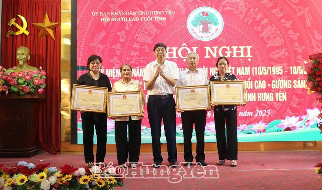 Các tập thể, cá nhân được khen thưởng vì có thành tích xuất sắc trong phong trào thi đua “Tuổi cao – Gương sáng” giai đoạn 2021 - 2025