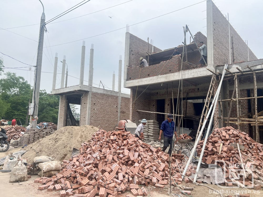 Nhiều hộ dân nhận đất tái định cư tại Khu đô thị đường Lê Hồng Phong - giai đoạn 2 (thuộc địa bàn phường Bách Quang, TP. Sông Công) đang khẩn trương làm nhà để ổn định cuộc sống.