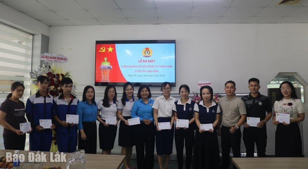 Đại diện lãnh Liên đoàn lao động tỉnh trao quà cho đoàn viên, lao động có hoàn cảnh khó khăn của Công ty TNHH Xuất nhập khẩu Ô tô Tây Nguyên.