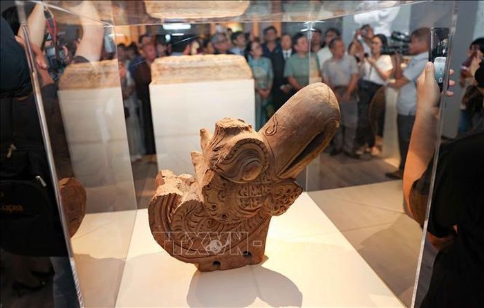 Works and artifacts on display. Photo: Thanh Tung/VNA