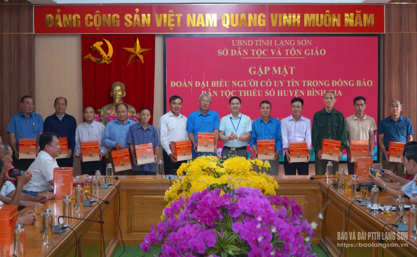  Lãnh đạo Sở Dân tộc và Tôn giáo đã tặng quà cho đại biểu người có uy tín trong đồng bào dân tộc thiểu số huyện Bình Gia