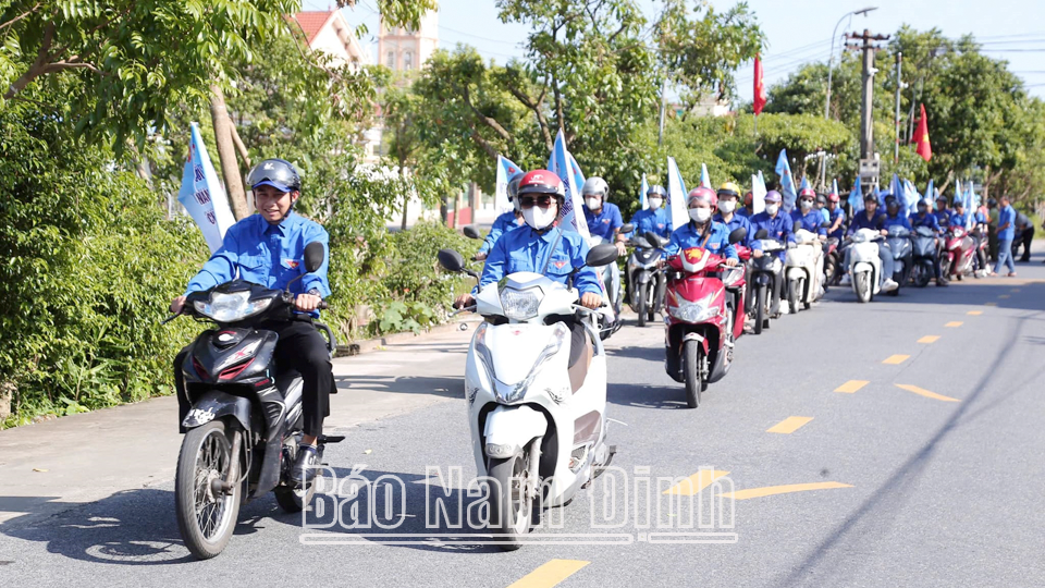 Đoàn viên, thanh niên huyện Giao Thủy ra quân tuyên truyền về an toàn giao thông.