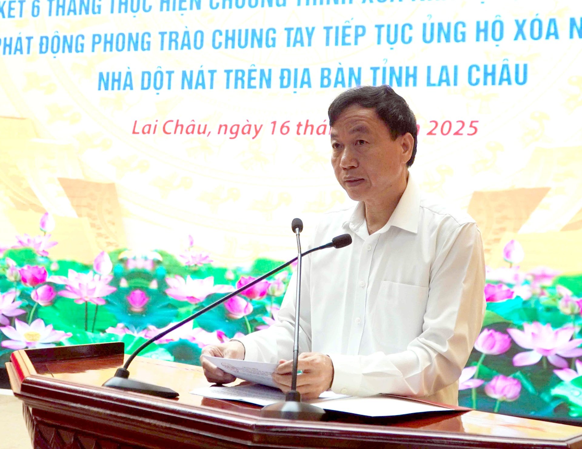 Đồng chí Lê Văn Lương - Phó Bí thư Tỉnh uỷ, Chủ tịch UBND tỉnh phát biểu tại Hội nghị.