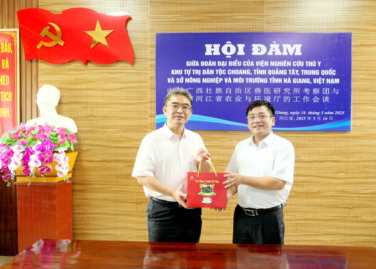 Deputy Director of the Department of Agriculture and Environment presented a souvenir to comrade Nghiem Minh.